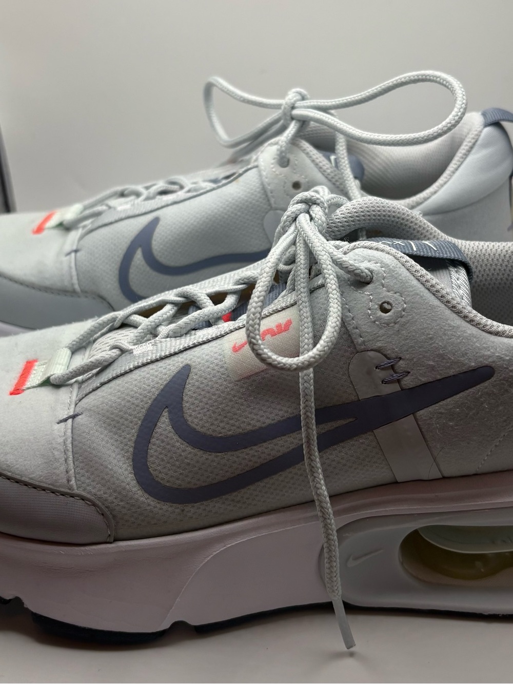 Nike Air Max Gray/White Interlock Lightweight Sneaker Women’s Size 8 DQ2904-400 - Picture 6 of 13